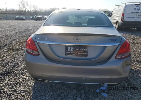 2016 Mercedes-Benz C 300 z USA, uszkodzony, nr VIN 55SWF4JB4GU110091